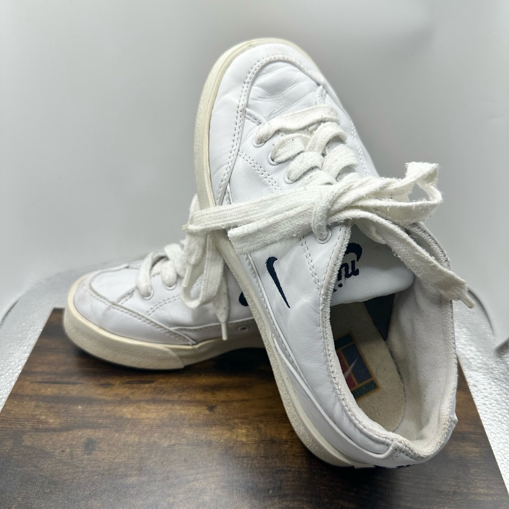 Vintage Nike Low Top Sneakers White Navy Blue Size 5.5